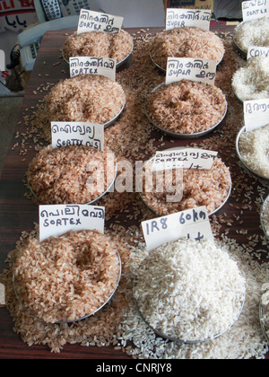 Un assortiment de variétés de riz en Inde, marché Banque D'Images