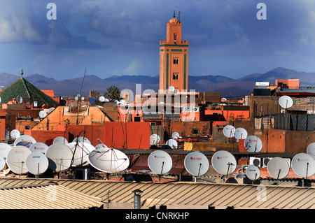 Marrakech Maroc, vue sur les toits et les antennes paraboliques dans les montagnes de l'Atlas. Banque D'Images