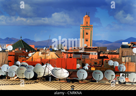 Marrakech Maroc, vue sur les toits et les antennes paraboliques dans les montagnes de l'Atlas. Banque D'Images