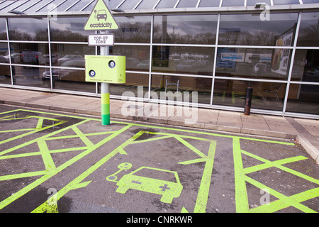 Une voiture électrique à la station de recharge Charnock Richard M6 station d'autoroute, Lancashire, Royaume-Uni. Banque D'Images