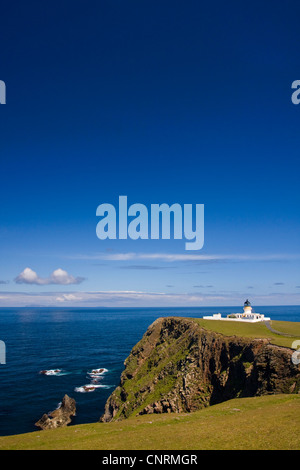 Côte nord de Fair Isle avec phare, Royaume-Uni, Ecosse, îles Shetland, Fair Isle Banque D'Images