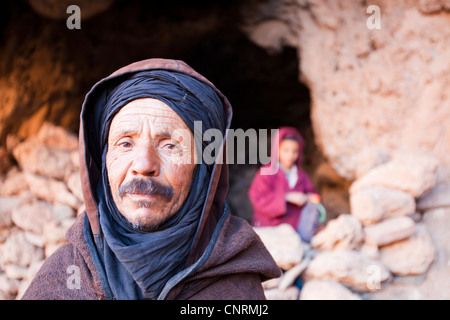 Une Grotte utilisée comme abri nocturne pour les chèvres dans l'Anti Atlas montagnes du Maroc, l'Afrique du Nord avec le berger berbère Banque D'Images