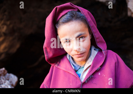 Une Grotte utilisée comme abri pour la nuit, des chèvres et des moutons dans l'Anti Atlas montagnes du Maroc, et les jeunes chevrière Banque D'Images