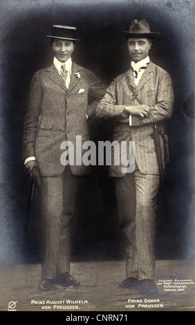 Août Wilhelm, 29.1.1887 - 25.3.1949, Prince de Prusse, avec son frère Oskar, pleine longueur, carte postale, Uhlenhuth, Koburg, 1909, Banque D'Images