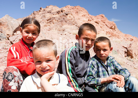 Enfants Berbère marocain dans le Djebel Sirwa Région de l'Anti Atlas montagnes du Maroc, l'Afrique du Nord. Banque D'Images