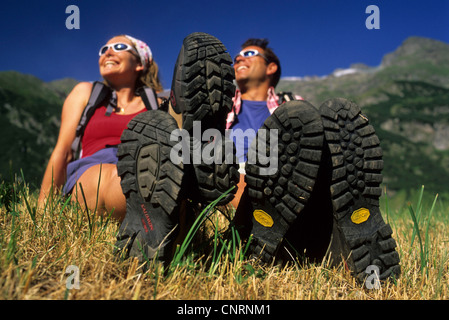 La femme et l'homme en randonnée avec des chaussures de marche, France, Alpes Banque D'Images