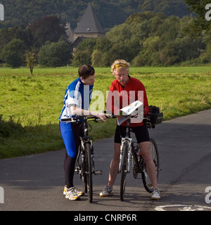 Deux cyclistes sur la piste cyclable de la vallée de la Ruhr à la bonne manière, château Kemnade en arrière-plan, l'Allemagne, en Rhénanie du Nord-Westphalie, Ruhr, Witten Banque D'Images