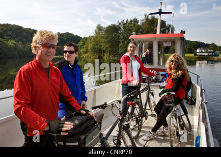 Bicylists traversant une rivière par un ferry près de Hardenstein château, l'Allemagne, en Rhénanie du Nord-Westphalie, Ruhr, Witten Banque D'Images