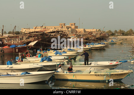 Les bateaux de pêche et les dhows à Koweït City amarré jusqu'à côté du marché aux poissons Banque D'Images