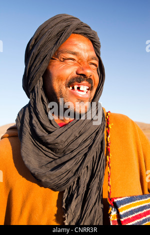 Un guide berbère sur un trek dans la région de Djebel Sirwa de l'Anti Atlas montagnes du Maroc, l'Afrique du Nord. Banque D'Images