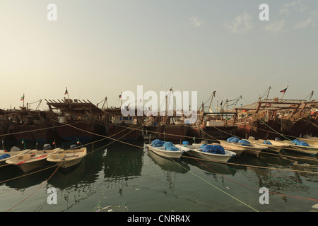 Les bateaux de pêche et les dhows à Koweït City amarré jusqu'à côté du marché aux poissons Banque D'Images
