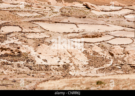 Terrasses sur le terrain au-dessus d'un village berbère dans l'Anti Atlas montagnes du Maroc, l'Afrique du Nord Banque D'Images