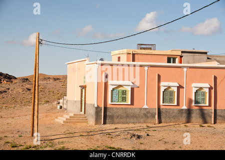 L'électricité vient à la village berbère de Tinzarine près de Djebel Sirwa dans l'Anti Atlas montagnes du Maroc, l'Afrique du Nord. Banque D'Images