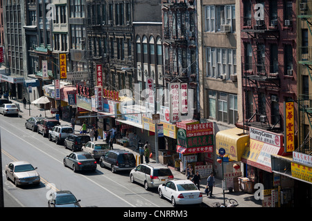 Restaurants et d'autres entreprises sur East Broadway dans le quartier chinois à New York Banque D'Images