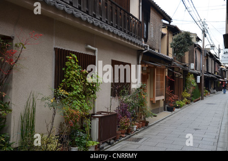 Vue sur rue dans le quartier de Geisha dans Gion, Kyoto, Japon Banque D'Images