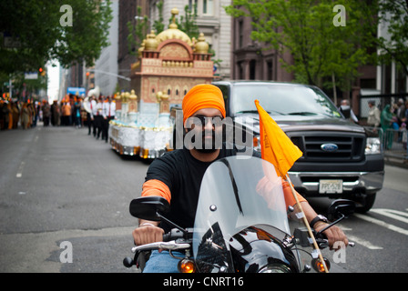 Des milliers watch et participer à la 25e Défilé Sikh à New York Banque D'Images