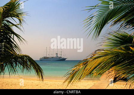 Un navire de croisière vu de Half Moon Bay à Roatan. Banque D'Images