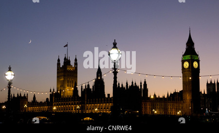 À la recherche sur la Tamise à Big Ben et les chambres du Parlement, Londres Banque D'Images