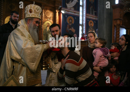 Eucharistie orthodoxe après une révélation du matin dans l'église St Parascheva à Belgrade, en Serbie. Banque D'Images