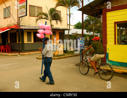 Le centre-ville de Tela sur une rue en face de la mer des Caraïbes. Banque D'Images