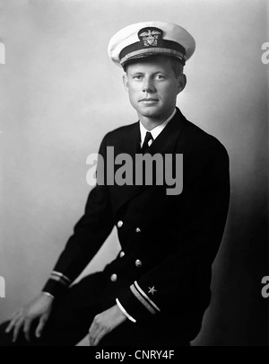 Vecteur restaurés numériquement portrait de John F. Kennedy vêtu de son uniforme de la marine. Vers 1942. Banque D'Images