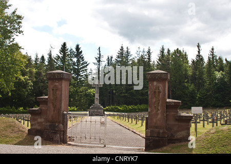 Le cimetière du Wettstein dans la région des Vosges de France contient les tombes de 2 201 soldats et 1 334 supplémentaires dans les ossuaires Banque D'Images