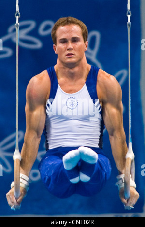 La gymnastique Paul Hamm (USA) qui se font concurrence sur les anneaux en 2004 qualification Jeux Olympiques d'Athènes Banque D'Images