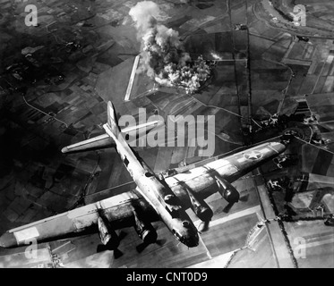 Vecteur restaurés numériquement la photo d'un B-17 Flying Fortress sur une mission de bombardement en Allemagne pendant la Seconde Guerre mondiale. Banque D'Images