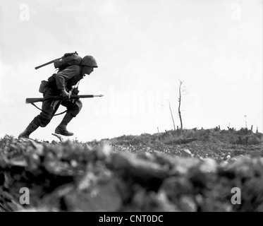 Photo vector restaurés numériquement d'une Aire Marine de faire le tableau de bord à travers le no man's land pendant la bataille d'Okinawa. Banque D'Images