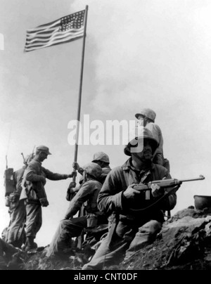 Vecteur restaurés numériquement photographie de la 1ère levée du drapeau américain au cours de la bataille d'Iwo Jima sur le mont Suribachi. Banque D'Images