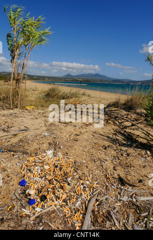 Des cigarettes d'un cendrier vidé sur la plage, Grèce, Péloponnèse, Pylos Banque D'Images