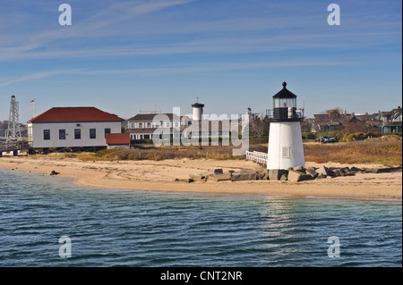 Brant Point Lighthouse à l'entrée du port de Nantucket Le 26 pieds de hauteur de phare en bois blanc est le plus bas en Nouvelle Angleterre Banque D'Images