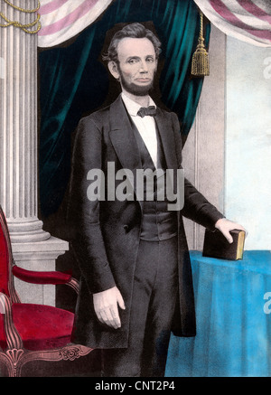 Restauré numériquement la guerre civile peinture couleur du président Abraham Lincoln debout à une table, sa Bible en main. Banque D'Images