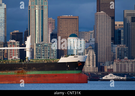 Freighter ancrée dans le Puget Sound au large de Seattle, Washington Banque D'Images