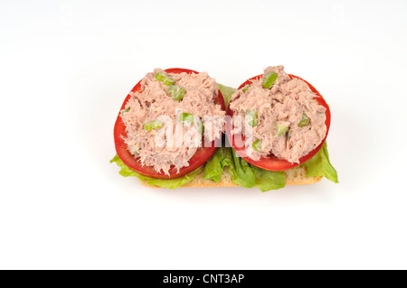 Sandwich à la salade de thon sur la laitue et tomates Banque D'Images