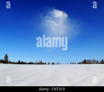 Souffle d'un seul nuage au-dessus d'un paysage rural de l'Alaska en hiver. Banque D'Images