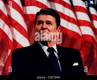 Photo vector restaurés numériquement du président Ronald Reagan parler devant des drapeaux américains. Banque D'Images