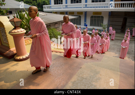 Les nonnes bouddhistes débutants entrant dans la salle à manger à l'École de Sakyadhita Thilashin Antiq Sagaing, Myanmar Banque D'Images