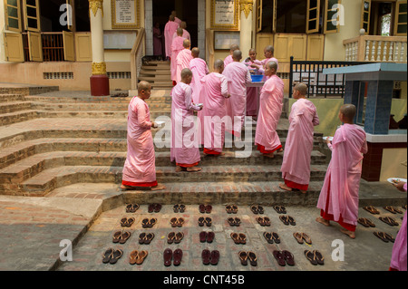 Les nonnes bouddhistes entrant dans la salle à manger à l'École de Sakyadhita Thilashin Antiq Sagaing, Myanmar Banque D'Images