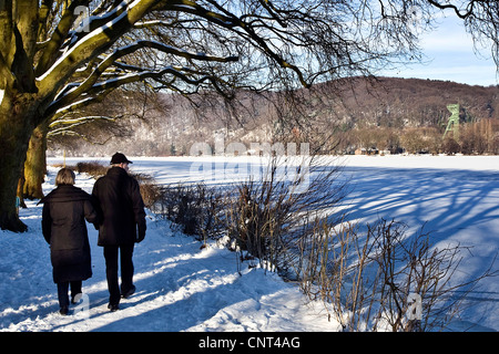 Couple marche à Baldeneysee en hiver, l'Allemagne, en Rhénanie du Nord-Westphalie, région de la Ruhr, à Essen Banque D'Images