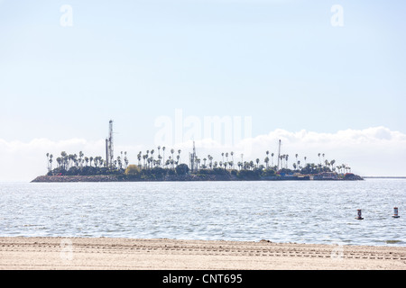 Long Beach Californie Le THUMS Island Chaffee, offshore oil drilling platform déguisés en île tropicale avec palmiers Banque D'Images