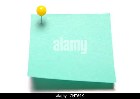 Vert clair blanc recycler sticky note avec un bouton poussoir jaune Banque D'Images