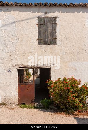 Porte et fenêtre avec volets sur une maison à Agios Leon, Zante, Grèce Banque D'Images