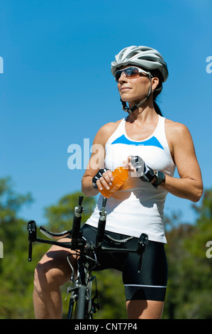 Cycliste féminine en pause Banque D'Images