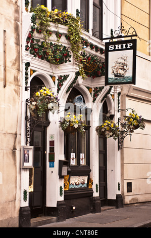 LONDRES, Royaume-Uni - 22 AVRIL 2012: The Ship, un joli pub traditionnel dans la City de Londres Banque D'Images