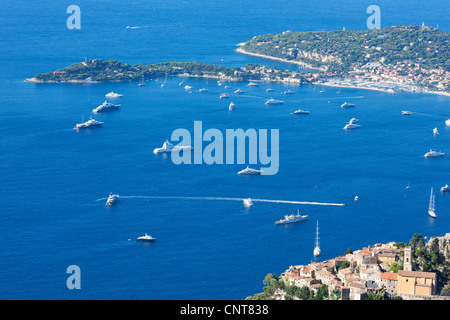 Village médiéval perché surplombant Saint-Jean-Cap-Ferrat et le golfe Saint-Hospice.Village de Èze, Côte d'Azur, France. Banque D'Images