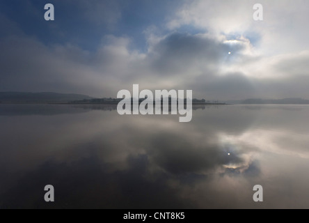 Lever de soleil sur un lac avec brume du matin, l'Allemagne, la Saxe, Vogtlaendische Schweiz Banque D'Images