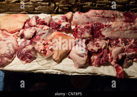 Coupes de viande de porc sur le comptoir en boucherie Banque D'Images