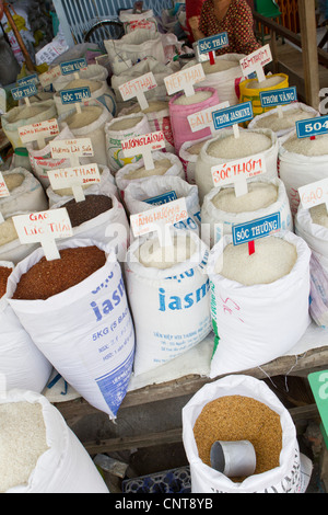 Vietnam, assortiment de variétés de riz dans le marché Banque D'Images