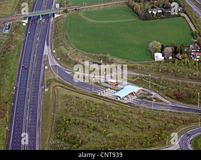 Vue aérienne des cabines de péage sur l'autoroute à péage M6 à Shenstone, Lichfield W14 0QP Banque D'Images